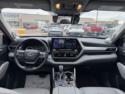 2022 Toyota Highlander Hybrid Platinum