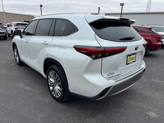 2022 Toyota Highlander Hybrid Platinum